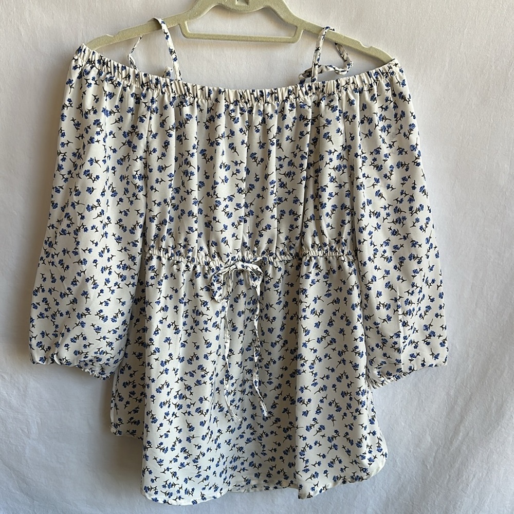 Hint of Blush dainty floral print top, size M